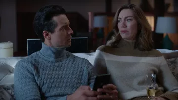 Pull à col roulé porté par Allison (Madeline Wise) comme on le voit dans les tenues de la série télévisée So Help Me Todd (saison 1 épisode 7)