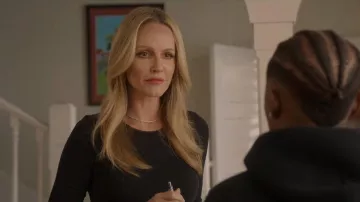 Collier de chaîne en or porté par Laura Fine-Baker (Monet Mazur) comme on le voit dans la série télévisée All American (saison 5, épisode 5)