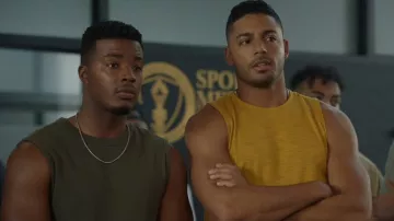 Débardeur jaune moutarde porté par Jordan Baker (Michael Evans Behling) vu dans All American (S05E05)