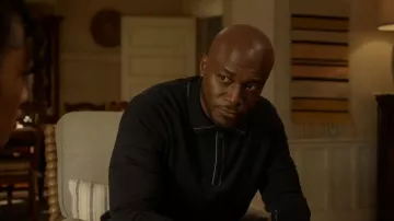 Polo noir porté par Billy Baker (Taye Diggs) dans la garde-robe de la série télévisée All American (saison 5, épisode 5)