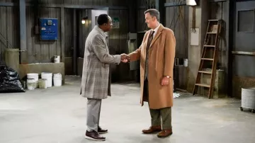 Chaussures marron portées par Goodwin (Bayo Akinfemi) comme on le voit dans la garde-robe de la série télévisée Bob Hearts Abishola (saison 4 épisode 7)