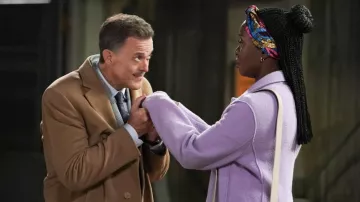 Foulard imprimé d’Abishola (Folake Olowofoyeku) vu dans Bob Hearts Abishola (S04E07)