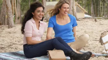 Bottes noires portées par Lucy Tara (Yasmine Al-bustami) dans NCIS: Hawai’i TV show wardrobe (saison 2 épisode 7)