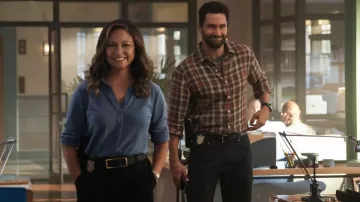 Cardigan bleu porté par Jane Tennant (Vanessa Minnillo) comme on le voit dans NCIS: Hawai’i TV series wardrobe (saison 2 épisode 7)