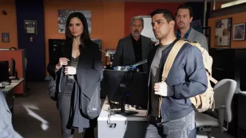 Sac à dos tactique porté par Nick Torres (Wilmer Valderrama) vu dans la série télévisée NCIS (S20E07)