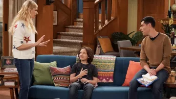 T-shirt imprimé porté par Grover Johnson (Hank Greenspan) comme on le voit dans la garde-robe de l’émission de télévision The Neighborhood (S05E07)