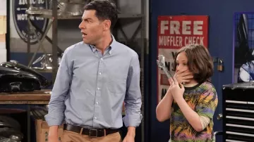 T-shirt imprimé floral porté par Grover Johnson (Hank Greenspan) comme on le voit dans la garde-robe de la série télévisée The Neighborhood (saison 5 épisode 7)