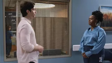 Chemise à blouse bleue portée par le Dr Jordan Allen (Bria Samoné Henderson) comme on le voit dans The Good Doctor Wardrobe (saison 6 épisode 6)