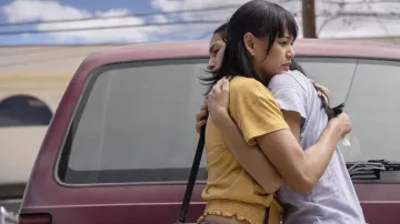 Haut jaune à manches courtes porté par Fiona (Martha Millan) vu dans The Cleaning Lady (S02E08)