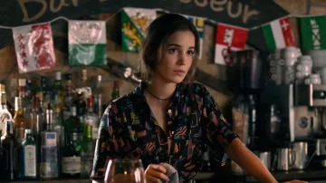 Chemisier imprimé porté par Ava (Alba Baptista) dans la série télévisée Warrior Nun (S02E01)