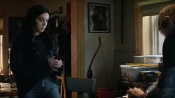 Pull vert surdimensionné porté par Kate Bishop (Hailee Steinfeld) dans Hawkeye (saison 1, épisode 6)