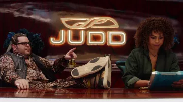 Baskets Puma portées par Herman Judd (Josh Gad) dans les tenues de la série télévisée Avenue 5 (S02E06)