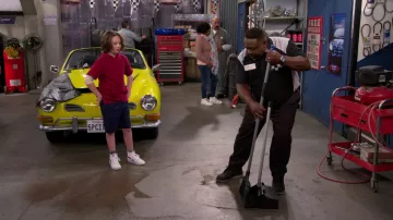 Sweat à capuche polo rouge porté par Grover Johnson (Hank Greenspan) comme on le voit dans la garde-robe de la série télévisée The Neighborhood (S05E07)