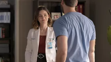 Cinturón usado por la Dra. Elizabeth Wilder (Sandra Mae Frank) en el programa de televisión New Amsterdam (S05E08)