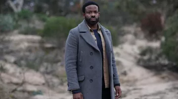 Chemise kaki portée par Ty Coleman (Chiké Okonkwo) vue dans l’émission La Brea (S02E07)