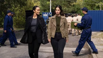 Tanteau de trench noir porté par l’agent spécial Cameron Vo (Vinessa Vidotto) vu dans les tenues de la série télévisée internationale FBI (S02E06)