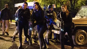 Bottes noires portées par l’agent spécial Cameron Vo (Vinessa Vidotto) comme on le voit dans FBI: International (S02E06)