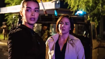 Trench Coat porté par Paige Taylor (Jade Harlow) dans FBI: International TV series outfits (saison 2 épisode 6)