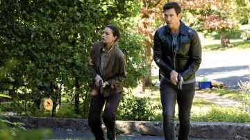 Veste en cuir marron portée par l’agent spécial Kristin Gaines (Alexa Davalos) comme on le voit dans les tenues de la série télévisée FBI: Most Wanted (saison 4 épisode 6)