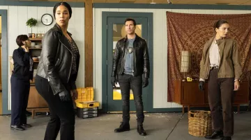Bottes noires portées par l’agent spécial de supervision Remy Scott (Dylan McDermott) comme on le voit dans la série télévisée FBI: Most Wanted (saison 4, épisode 6)