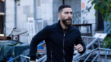 Pull zippé porté par l’agent spécial Omar Adom 'OA' Zidan (Zeeko Zaki) vu dans la série télévisée du FBI (saison 5 épisode 7)
