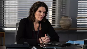 Collier porté par l’agent spécial en charge Isobel Castille (Alana de la Garza) dans les tenues de la série télévisée du FBI (saison 5 épisode 7)