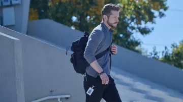 Bracelet porté par Conrad Hawkins (Matt Czuchry) dans les tenues de la série télévisée The Resident (saison 6 épisode 8)