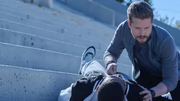 Montre numérique portée par Conrad Hawkins (Matt Czuchry) dans les tenues de la série télévisée The Resident (saison 6 épisode 8)