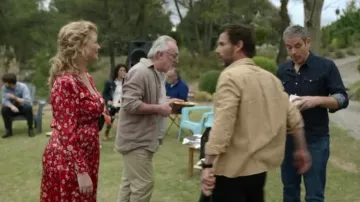 El vestido floral rojo usado por Elodie (Cécile Bois) en la serie Addict (S01E01)