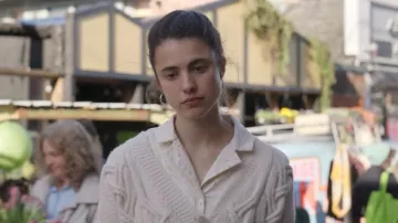 Bouton blanc vers le bas avec des taches jaunes et roses portées par Alex Russell (Margaret Qualley) dans l’émission Maid TV (S01E10)