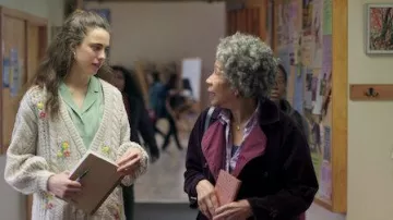 Chemise verte boutonnée portée par Alex Russell (Margaret Qualley) dans la série télévisée Maid (saison 1, épisode 10)