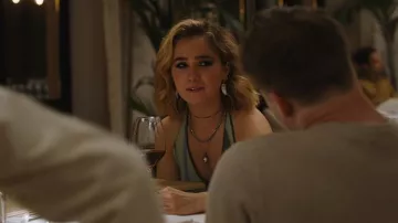Ensemble de colliers portés par Portia (Haley Lu Richardson) dans les tenues de la série télévisée The White Lotus (saison 2 épisode 4)