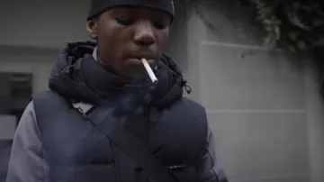 La doudoune sans manche Zara portée par un acteur  dans le clip Maman de Zokush