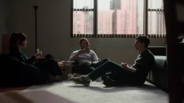 New Balance Grey Sneakers portées par Toby Fleishman (Jesse Eisenberg) dans les tenues de la série télévisée Fleishman Is in Trouble (saison 1 épisode 1)