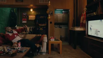 Pull pull rouge et blanc porté par Flip (Jason Momoa) comme on le voit dans le film Slumberland