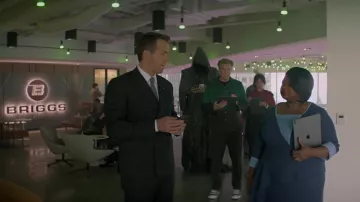 Haut bleu et ensemble jupe portés par Kimberly (Octavia Spencer) comme on le voit dans Spirited