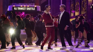 Baskets blanches portées par Present (Will Ferrell) comme on le voit dans le film Spirited