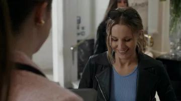 Lunettes de soleil Ray-Ban portées par Alice (Kristen Bell) comme on le voit dans le film The People We Hate at the Wedding