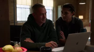 Sweat à capuche porté par Kelly Severide (Taylor Kinney) dans la série télévisée Chicago Fire (saison 11 épisode 8)