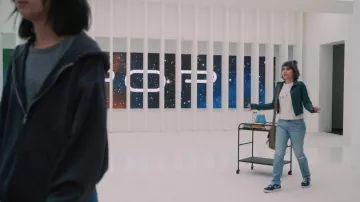 Baskets Nike en bleu portées par Rachel (Ashly Burch) dans les tenues de la série télévisée Mythic Quest (saison 3 épisode 3)