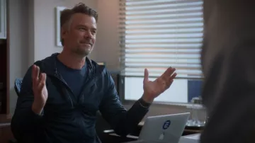 Pull à fermeture éclair porté par l’entraîneur Cole (Josh Duhamel) comme on le voit dans la garde-robe de la série télévisée The Mighty Ducks: Game Changers (S02E08)