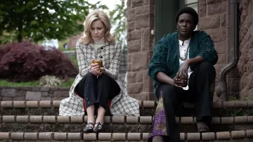 Manteau imprimé porté par Joy (Elizabeth Banks) comme on le voit dans le film Call Jane