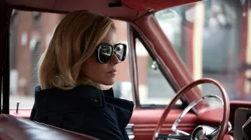 Lunettes de soleil portées par Joy (Elizabeth Banks) comme on le voit dans le film Call Jane