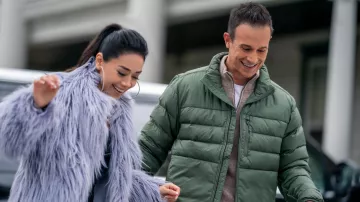 La doudoune North Face Green portée par Miguel (Freddie Prinze Jr.) vue dans le film Christmas with You