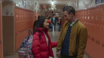 JanSport Sac à dos imprimé porté par Cristina (Deja Monique Cruz) vu dans Christmas with You