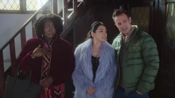 Veste en fourrure en lilas portée par Angelina (Aimee Garcia) vue dans Christmas with You