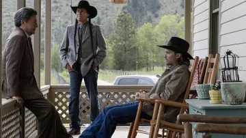 Chapeau de cow-boy noir porté par Mo Brings Plenty comme on le voit à Yellowstone (saison 5 épisode 3)