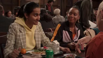 Veste blazer à carreaux portée par Bela Malhotra (Amrit Kaur) comme on le voit dans la garde-robe de la série télévisée The Sex Lives of College Girls (saison 2 épisode 1)