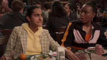 Sweat à capuche jaune porté par Bela Malhotra (Amrit Kaur) dans The Sex Lives of College Girls (saison 2 épisode 1)
