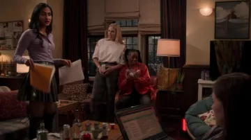 Haut blanc à manches courtes porté par Leighton Murray (Reneé Rapp) dans la garde-robe de la série télévisée The Sex Lives of College Girls (S02E01)